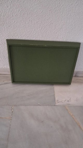 Vassoio in legno verde con piastrelle di campagna vintage