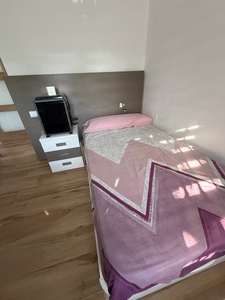 Dormitorio de 105cm y estantería a juego