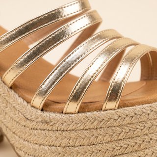 Sandalias de plataforma doradas con tacón