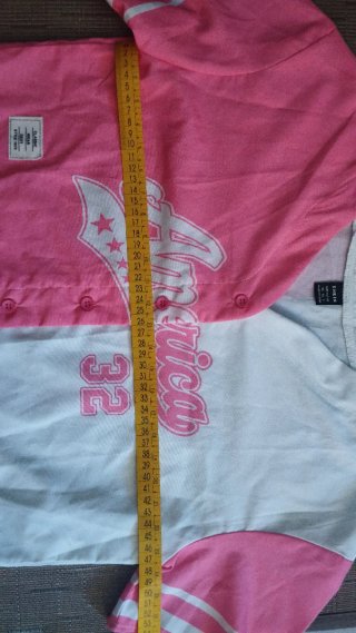 Camisa corta, tipo beisbolera de baile.