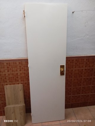 Tres puertas de 62 cm de ancho, de madera.