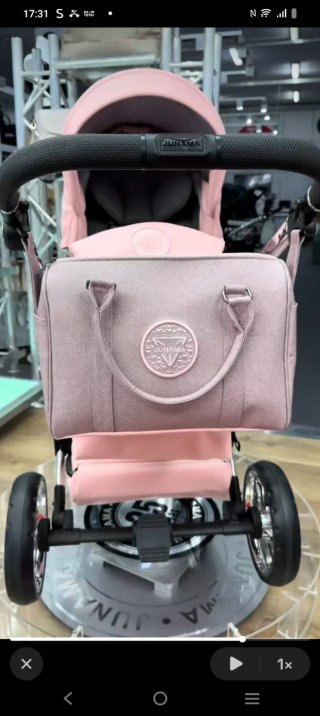 Un carrito de bebe de junama
