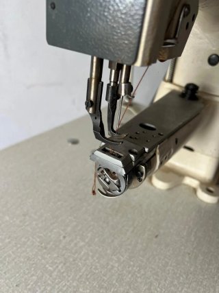 Maquina de coser triple arrastre