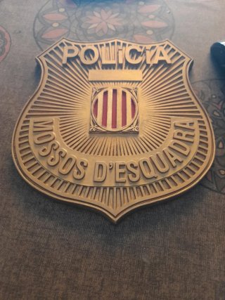 Escudos mossos de marmolina ,los vendo en blanco
