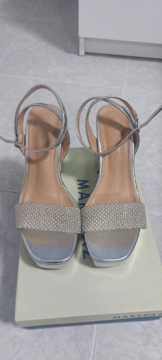 Zapatos de tacón plateados