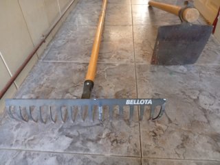 Rastrillo y azada Bellota