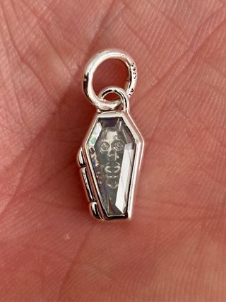 Charm colgante Pandora ataud