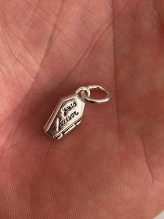 Charm colgante Pandora ataud