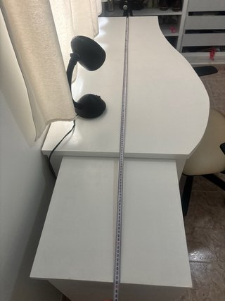 Escritorio blanco con cajones y mueble con cajon