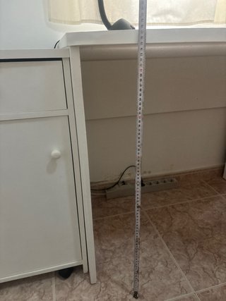Escritorio blanco con cajones y mueble con cajon
