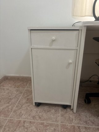 Escritorio blanco con cajones y mueble con cajon
