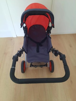 Carrito de juguete rojo y gris