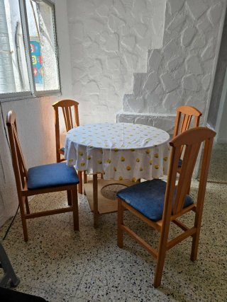 Mesa de comedor con 4 sillas