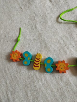 Juego de enhebrar piezas de madera
