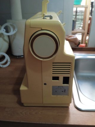 Maquina de coser singer funcionando. Se puede ver