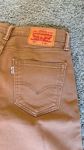 Pantalón corto Levis marrón.