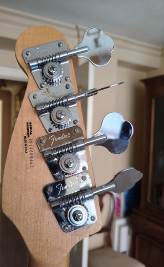 Bajo Fender Precision Blanco hecho a mano.
