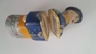 Soldado de porcelana esmaltado pastillero.