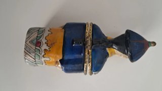 Soldado de porcelana esmaltado pastillero.
