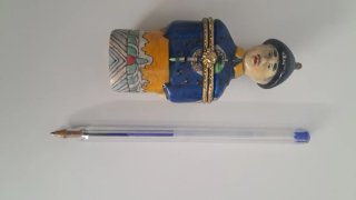 Soldado de porcelana esmaltado pastillero.
