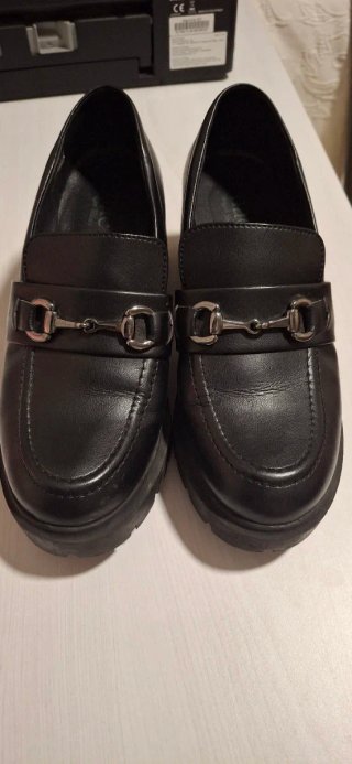 Mocasines negros, piel vegana, talla 36. Tacón 5cm