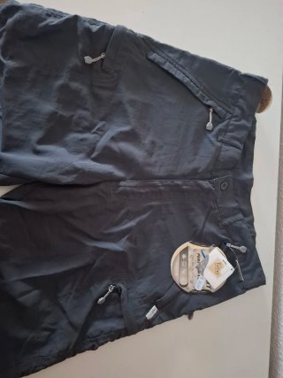 Pantalón corto gris de hombre talla 42.