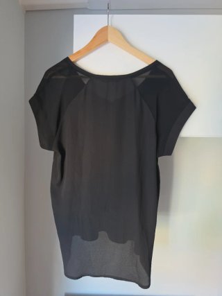 Blusa color negro. Marca Atmosphere. Talla 42.