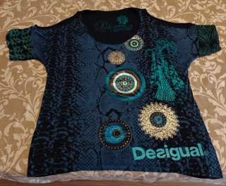 Camiseta mujer marca Desigual, color azul.