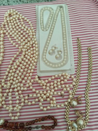 Collares de perlas y bisutería varia.