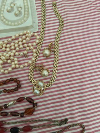Collares de perlas y bisutería varia.