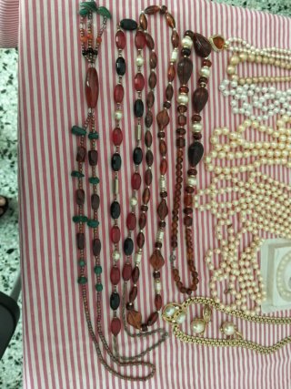 Collares de perlas y bisutería varia.