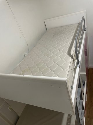 Cama alta con armario y cajones
