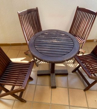 Mesa y 4 Sillas de Madera de teka