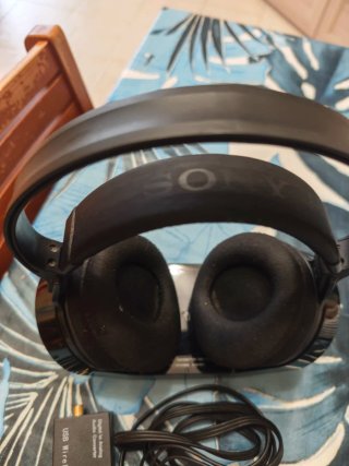 Cuffie Sony wireless con base di ricarica.