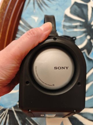 Cuffie Sony wireless con base di ricarica.