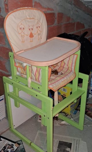 Trona convertible en mesa y silla de madera.