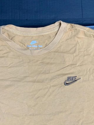 Camiseta Nike Mostaza