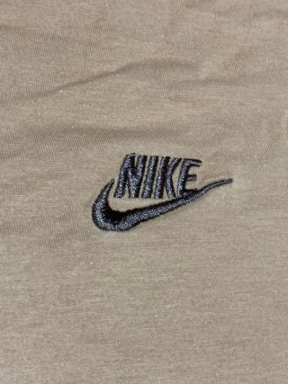 Camiseta Nike Mostaza