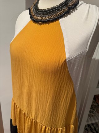 Vestido corto con volante amarillo y negro