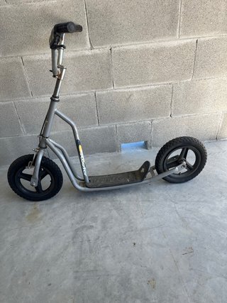 Patinete gris con ruedas pequeñas