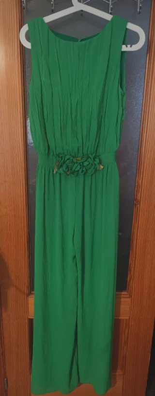 Mono fiesta verde con flores