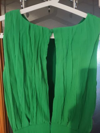 Mono fiesta verde con flores