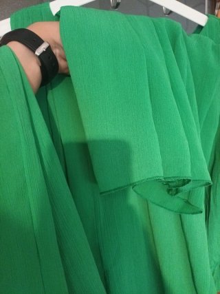 Mono fiesta verde con flores