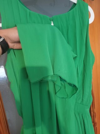 Mono fiesta verde con flores