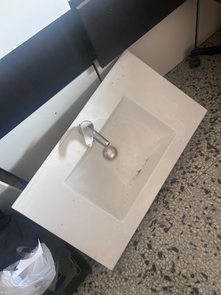 Lavabo de porcelana con grifo de metal
