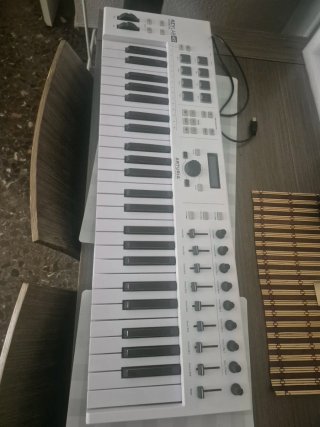 Controlador Arturia Keylab 49 Essential + soporte