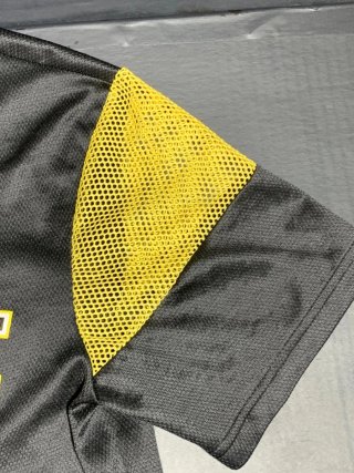 Camiseta estilo béisbol oversize negra y amarilla