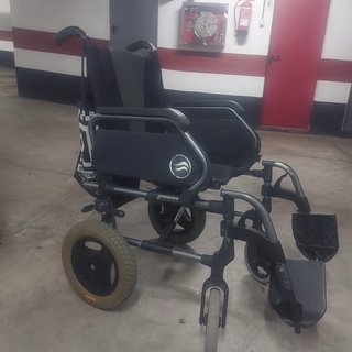 Silla de ruedas plegable en buen estado.