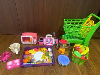 Juguetes varios. Compras y alimentación