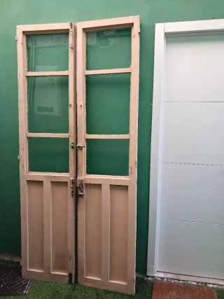 Puerta antigua de madera maciza